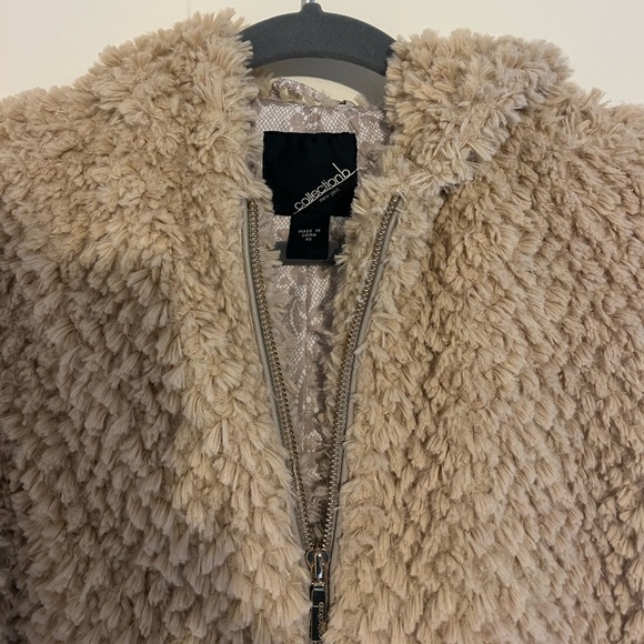 Macy’s size XS super soft beige faux fur teddy jacket - Picture 2 of 4